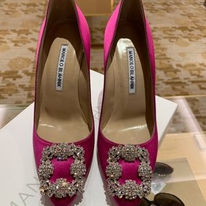 NWT Manolo Blahnik Hangisi Pump